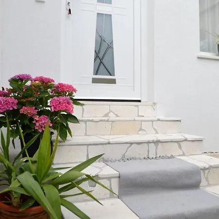 House By The Sea, Julija Apartman Preko
