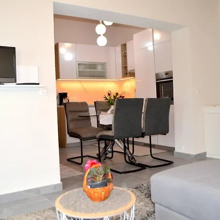 Apartman House By The Sea, Julija Preko